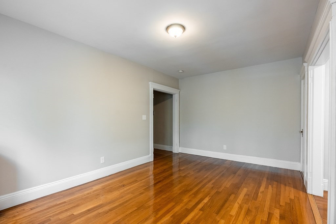 - - Close to Campus! Sunny and Bright 1 bed w/ Heat & Hot Water Included, Laundry in Building Apartments