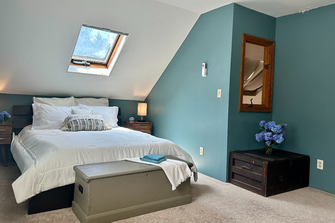Bedroom - Beautiful Room, Gorgeous House, TWO FULL BATHS. FREE LAUNDRY, INCL ALL UTILITIES, 20 min to U.MASS