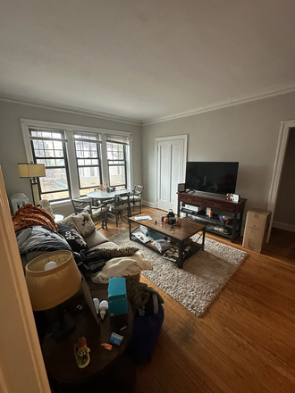 Main room - Noyes and Maple, 10 min from Tech Apartments