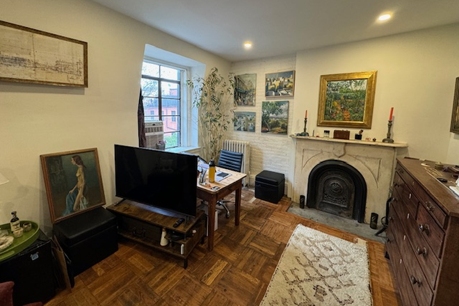 Bedroom with desk and TV - One bedroom in West Village townhouse