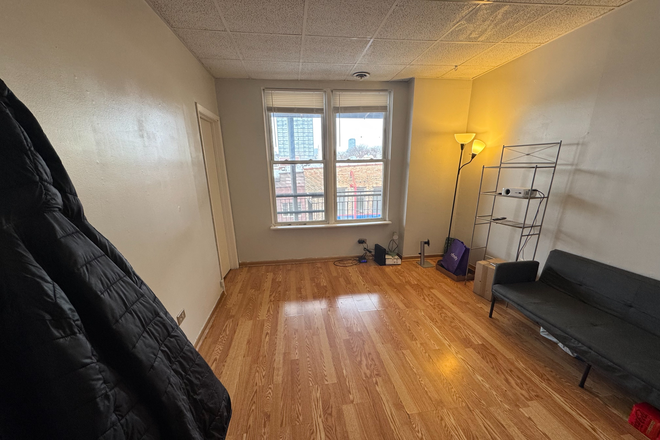 Living Room - Room in 2 Bed - 1 Bathroom close to campus (3 min walk) Apartments