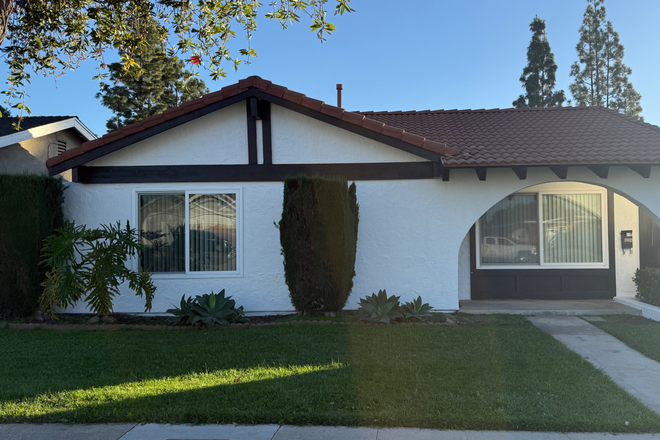 Front - Upgraded Duplex · Parking, Laundry & Yard – Walk/Bike to Chapman 10-Month Student Lease