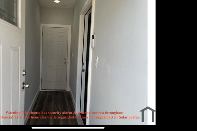 Entrance door - Furnished 3BR/2BA Apartment Near Temple University