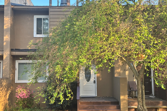 Entrance - Walkable to campus, en-suite bedrooms, upgraded finishes