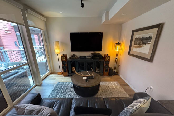 Living Room - Oliv boulder is a 16 minute walk to campus and only a 2 minute walk to Peal St. Parking garage!