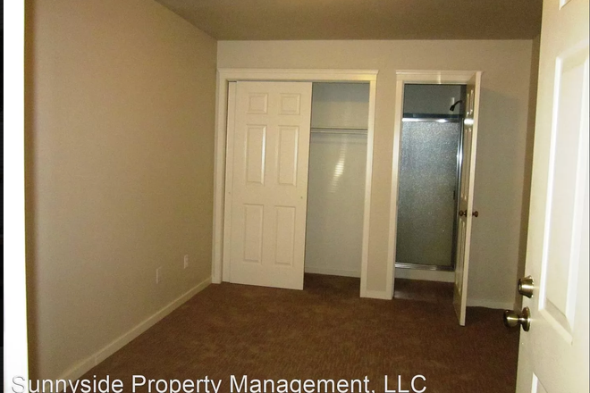 Bedroom - Spring sublet 2026!!! 1 bedroom available in 4 bedroom unit, 10 minute walk to campus! Apartments