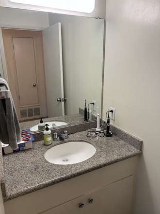 Bathroom Image - Spacious Room for Rent for 1