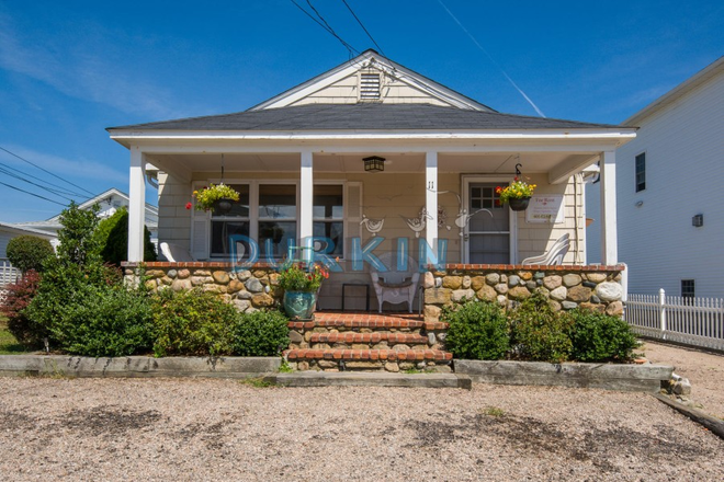 Exterior - Warm 3 Bedroom Cottage with Great Outdoor Space!