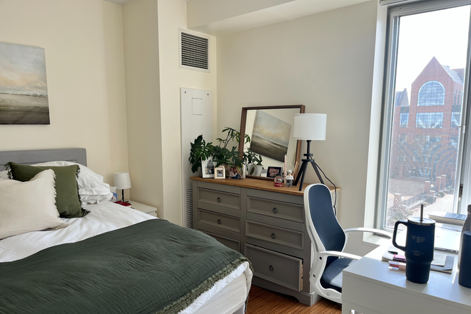 Bedroom 1 - South facing sunny beautifully furnished 2 bed 2 bathroom apartment on HBS campus