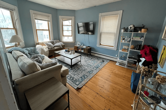 livingroom - Mission Hill Student Apartment Fall Sublet