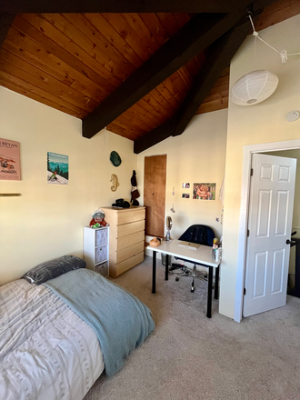 Bedroom - Single Room Sublet with Rooftop/Penthouse Near Campus and Amazing Views