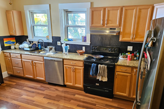 Kitchen - 5 Bedrooms, 2 bathrooms - No Broker's Fee - Close to Tufts & Davis