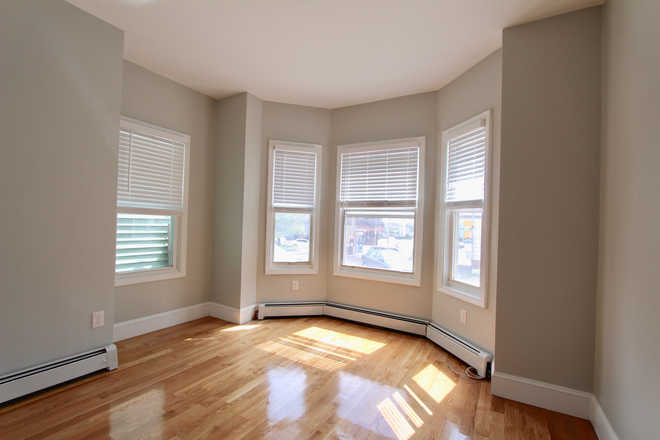 1 - AUG 2026 – Spacious East Boston 4 Bed / 2 Bath with Building Laundry, No Broker Fees! Apartments