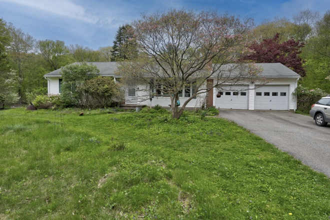 Front of house and driveway - Peaceful Mansfield Home Close to Campus
