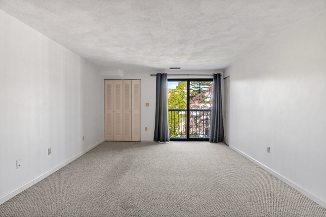 - - Right Close to Campus! Spacious 2 bed 1.5 Bath w/ Laundry in Unit & Off Street Parking Included Apartments