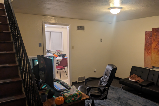 Living Room - 1006 Golfview Avenue 2 Bedroom/1 Bathroom Starting Immediately