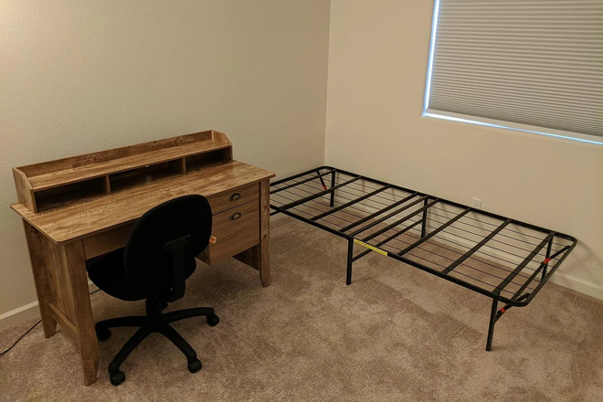 Bedroom - Small Master Bedroom for Rent in a Shared House