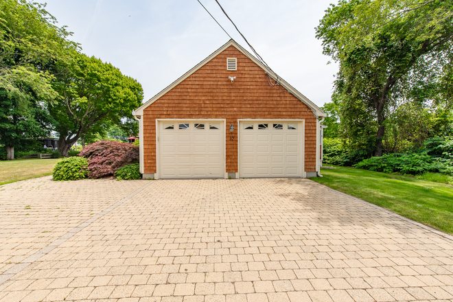 Driveway - Available for a group of 4! 4 Bedroom in Bonnet Shores! House