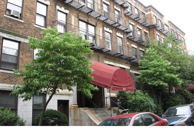 Visit hubrealtyproperties.com - Cozy studio with full kitchen, near Boston College shuttle bus stop Apartments