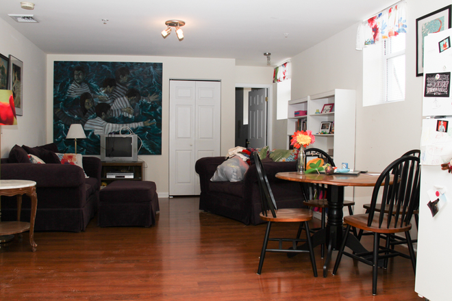 Living Room - 2301 N. Broad St. - 2 Blocks to Campus Apartments