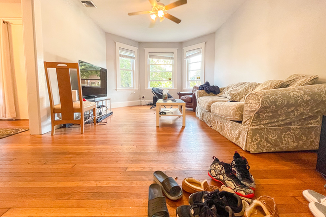 ... - SPACIOUS 4 BED W/ BACK PORCH, CLOSE TO TRANSIT and CAMPUS Townhome