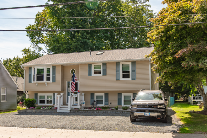 Front of House - Available for a group of 5! Cute 5 Bedroom Home!