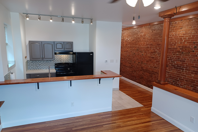 Open Kitchen with Breakfast Counter. - Grove Townhouse Apartment