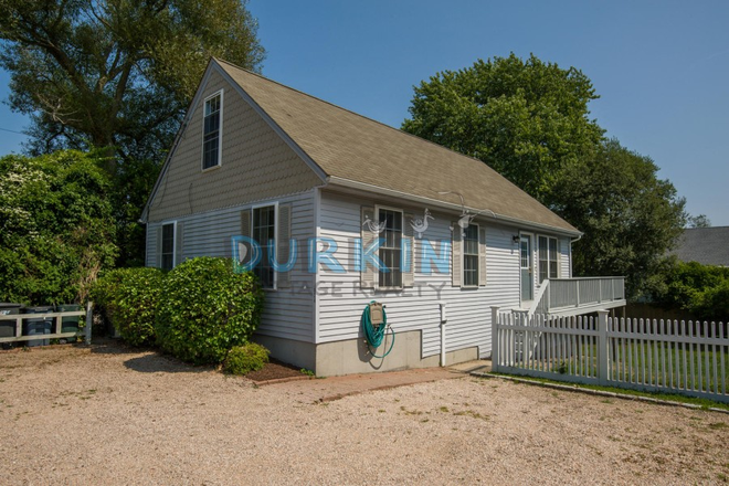 Exterior - Cape Style 3 Bedroom Home, 7 Miles to URI