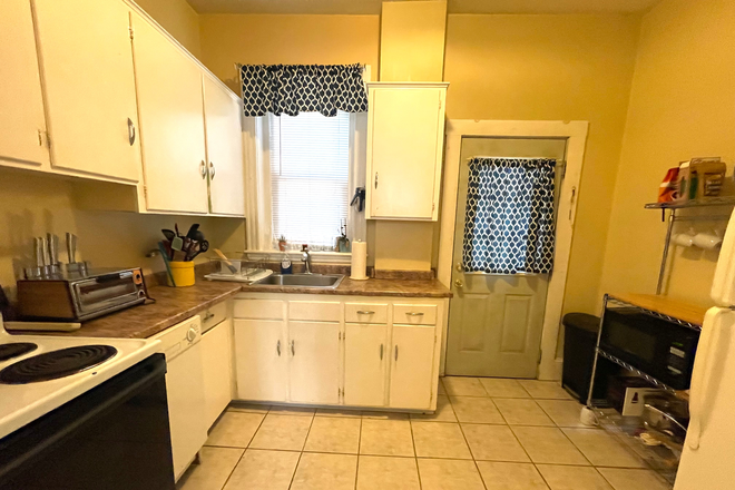 kitchen - Charming and sunny Coolidge Corner 2 bed for 9/1