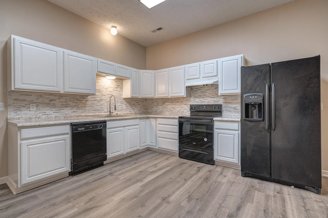 Kitchen (prior to furniture). - Quiet Community with Veterinary Student Roommate! Townhome