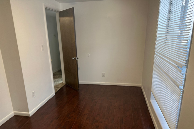 Bedroom - Spacious Private Girl Room only 3 blocks from U campus