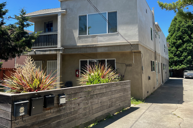 Exterior Front - Spacious 1 Bedroom plus Bonus Room near 4th Street Shopping, Apple Store, UC Berkeley