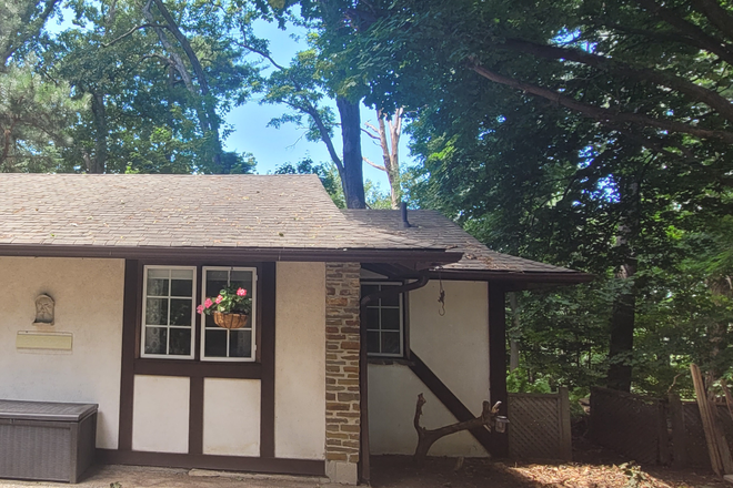 Front exterior of apartment - Peaceful furnished, 1-bedroom apartment, utilities incl. (minutes to UTM)