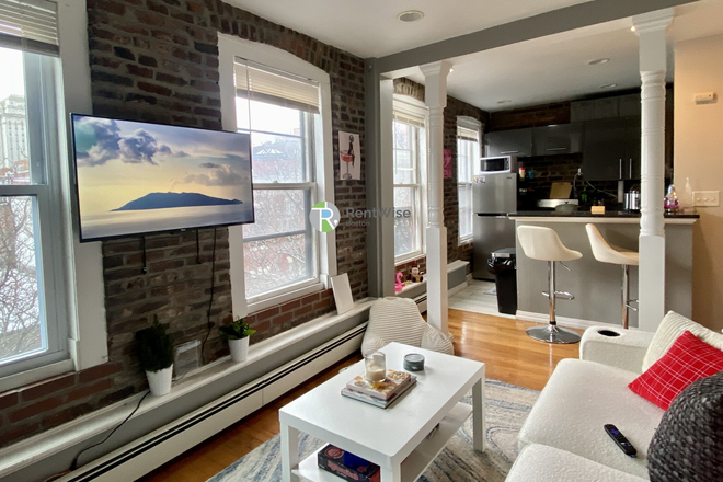 1 - SEPT 2025 - Gorgeous + Spacious Beacon Hill 2 bed, H/HW inc Student OK Apartments