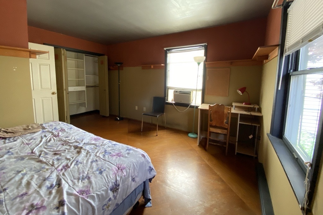 Room 1 (has the priority parking off street in private lot) - Somerville Townhouse on Wilton Street - 3 Bedrooms Greenline subway Magoun Square T station