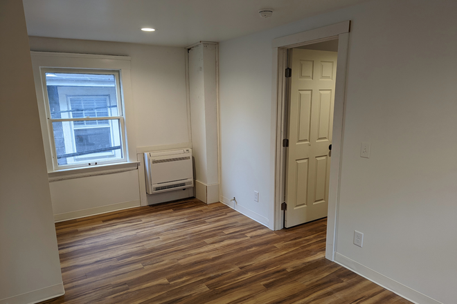 Living room - Private Cleveland Heights carriage house, 1 bed/1 bath, historic landmark in Ambler Heights