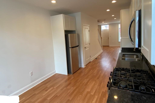 Kitchen with new appliances - Recently Renovated 2BD/2BA Townhome for rent! Steps to JHMC/Metro/Patterson Park