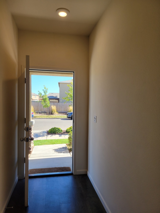 Open Entry Door - 5 Bedroom, 3 Bath House Near UC and Easy Walk to UC Bus. ONE BEDROOM AVAILABLE June 3rd, 2026.