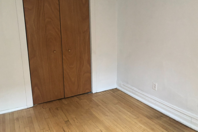 Bedroom - Taylor and May,  3 Blocks from UIC Campus, 2 Bedroom, 1 Bathroom Apt. Enclosed Porch. Hardwood floor