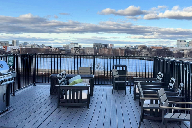 Roof deck - Spacious Kenmore Apartment Close to Campus