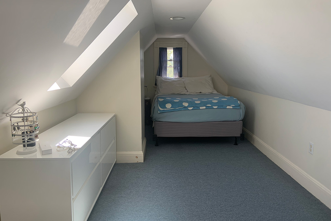 Room - Private Room & Bathroom for Rent in Cozy Family Home, Close to Campus