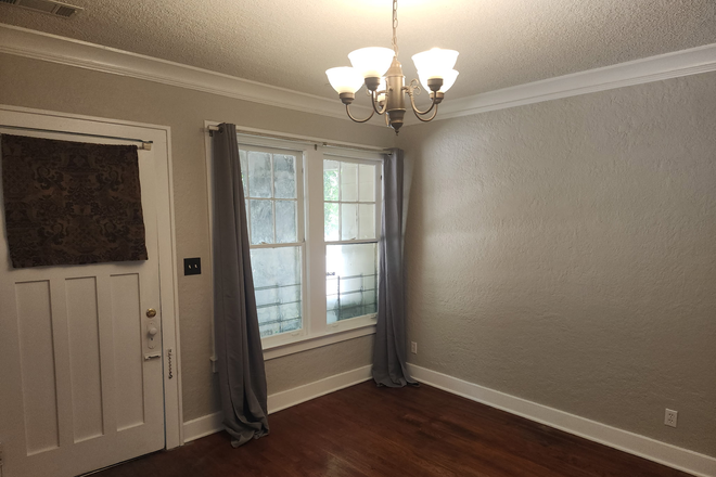 Living Room - 753 N McLean- 3BR/1BA Charming Midtown Home- Perfect for Students, Faculty/Staff