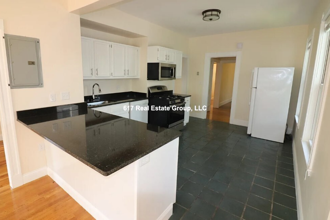 . - NO BROKER FEE - 4.5 Bed w/PARKING avail NOW!! Apartments