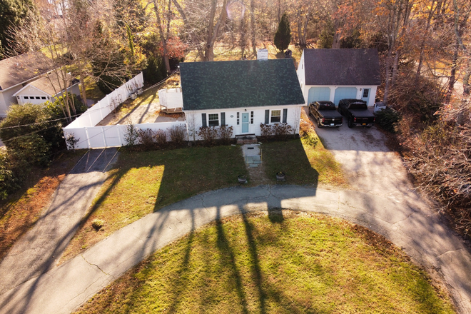 Front yard - 3 Bedroom Cape (possibly 4 which can be used for a 4th housemate). Available for 26-27 academic year