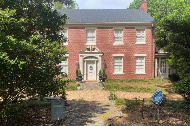 Front faces East Franklin St directly across from Park Place campus bus stop - Walk2UNC! Furnished Apt for Male Grad School/Law Student!