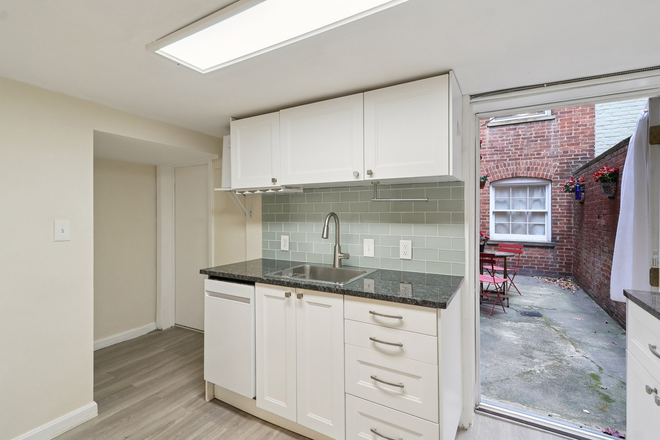 Private patio - Sun Filled 1BR Apt - Walk to Campus!