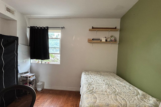 Bedroom - Furnished room with private bathroom (summer sublet)