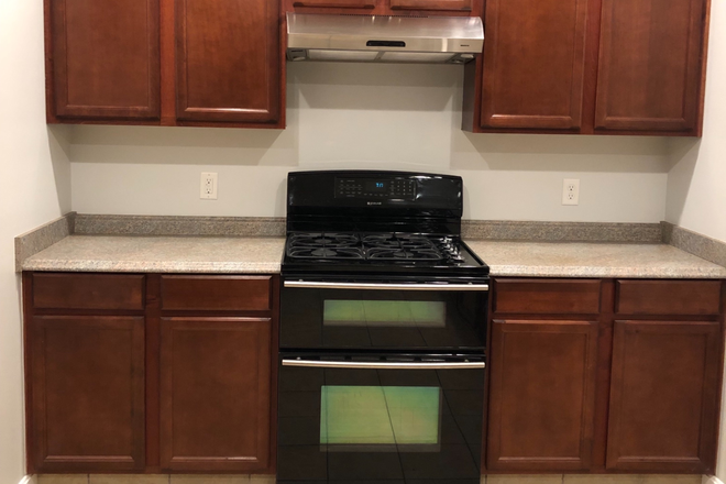 Kitchen - House 1 mile from Umass ($875) all útil. incl.