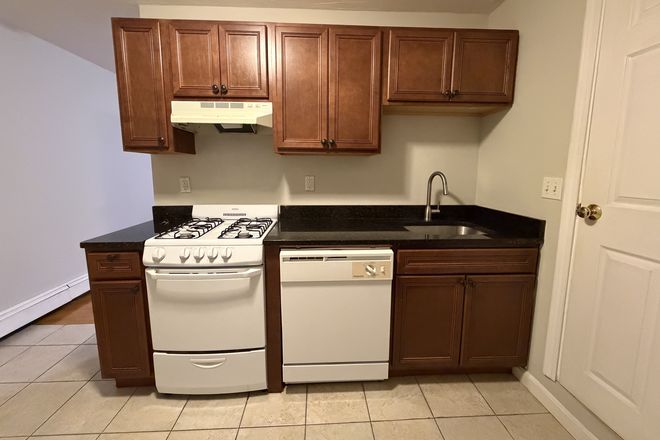 Call NOW for showings! 617-236-8600 - FLEET ST - *NO FEE* LRG MODERN 1BR/1BA IN NORTH END *AVAIL NOW* W/ DW, EIK, LNDRY IN BLDNG Apartments