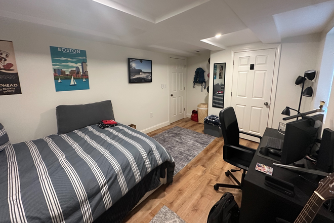 Bedroom - Spacious Room in 5-Person Unit close to campus Duplex